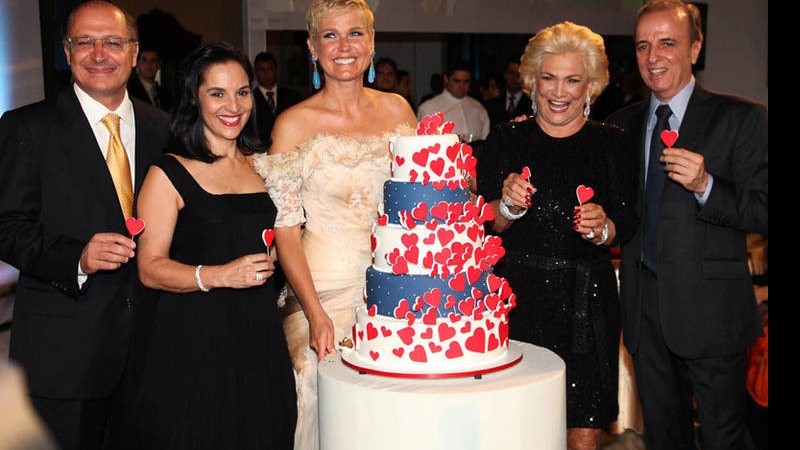 Henrique Prata (Presidente do Hospital do Câncer), Hebe, Geraldo Alckmin (Governador de SP), sua mulher Lu Alckmin e Xuxa celebrando 48 anos - Manuela Scarpa/Photo Rio News