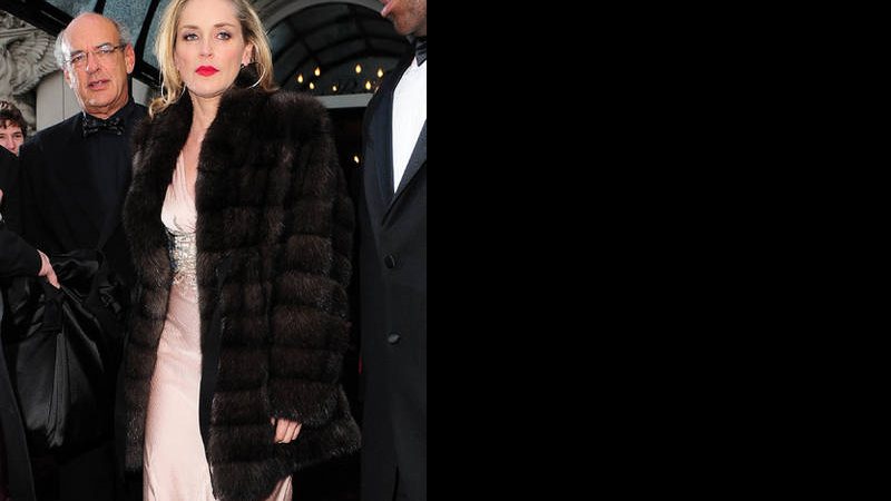 Sharon Stone saindo do hotel Baglioni, em Londres, vestindo seu casaco de pele - City Files