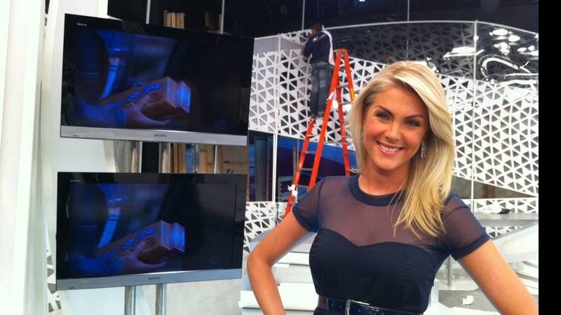 Ana Hickmann confere novo cenário de seu programa - Twitter / Reprodução