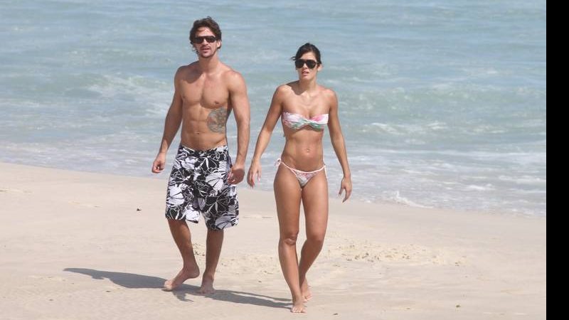 Ex-BBB's Talula e Rodrigo vão à praia - AgNews