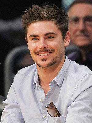 Zac Efron de bigode e cavanhaque - Reprodução