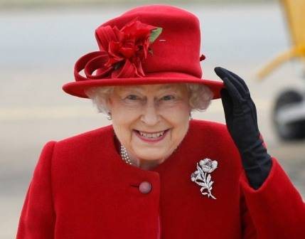 Rainha Elizabeth II sorri ao segurar o chapéu - Getty Images