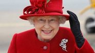 Rainha Elizabeth II sorri ao segurar o chapéu - Getty Images