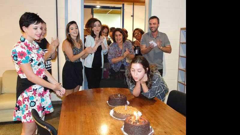 Polliana Aleixo ganha festa de aniversário de 15 anos nos bastidores da novela 'Insensato Coração', da Globo - Reprodução / TV Globo