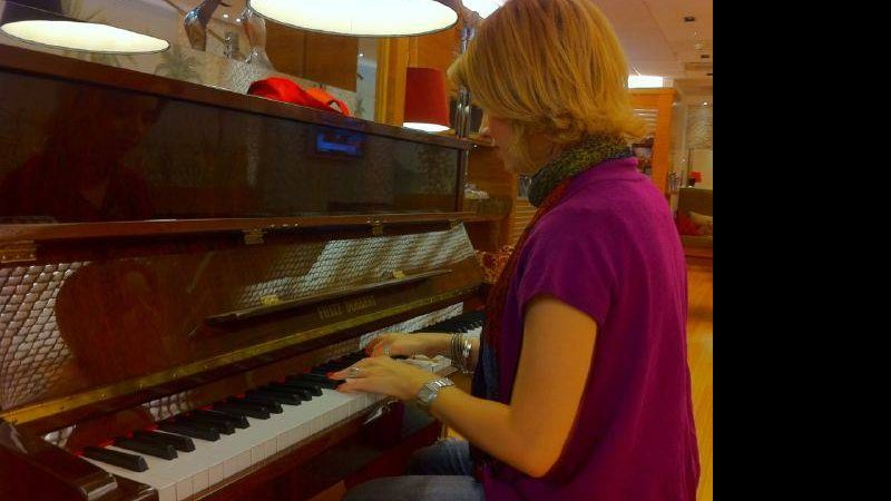 Sandy toca a música 'Ela/Ele' em piano do aeroporto de Guarulhos - Reprodução / Twitter