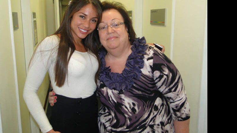 Ex-BBB Maria com a mãe, Maria Inês Jurado, nos bastidores do 'Domingão do Faustão' - Reprodução / TV Globo