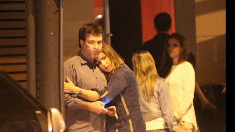 Renata Ceribelli e marido aguardam o carro - Fausto Candelaria / AgNews