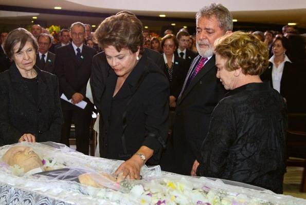 Lula e Dilma se comovem no adeus a José Alencar - REUTERS E ROBERTO STUCKERT FILHO/PR