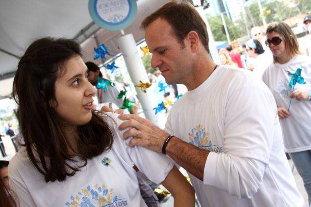 Rubinho autografa camiseta de Júlia Balducci - Divulgação