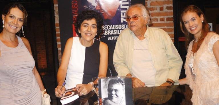 Patrícia Naves e Thaís Pacholek no lançamento de Zelito Viana: Histórias e Causos do Cinema Brasileiro, escrito por Betse de Paula sobre o pai, Zelito Viana, SP. - BRUNO MENDONÇA, FLAVIA FUSCO, JEAN MICHEL LE MEUR, LEILA PERES, LUCIANA PREZIA, ROSANA NAGGAR E TELMO XIMENES