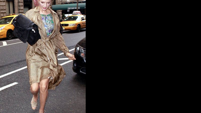 Uma Thurman corre para fugir da chuva - CityFiles