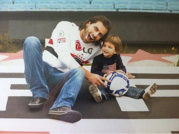 Henri Castelli e o filho Lucas no Estádio do Morumbi, em SP - Reprodução / Twitter