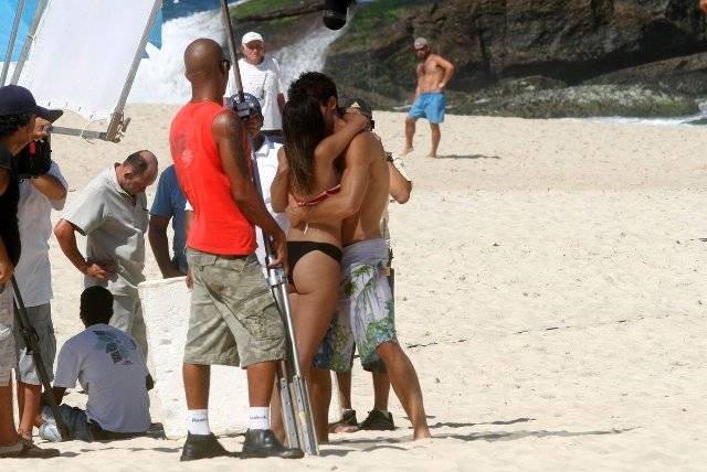 Jonatas Faro e Giovanna Lancellotti gravam na praia do Leblon - Edson Teofilo/Photo Rio News