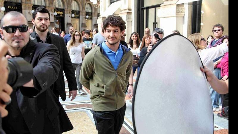 Alexandre Pato em ação durante sessão de fotos - The Grosby Group