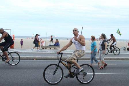 Vin Diesel aproveita o tempo bom do Rio de Janeiro para se exercitar ao ar livre - AgNews