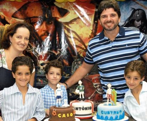 Paola Tarallo, o "rosto" da Pizzaria Speranza, esteja com o marido, José Carlos Altieri, os 8 anos de seus trigêmeos, Caio, Antônio e Gustavo, SP. - ADRIANO CAMPOS, ANDRÉ VICENTE, BÁRBARA CALACHE, DECO RODRIGUES, DENIS LIMA, DUDU PACHECO, JUAN GUERRA, MARÚCIA KINTSCHEV E SOFIA CARVALHOSA.