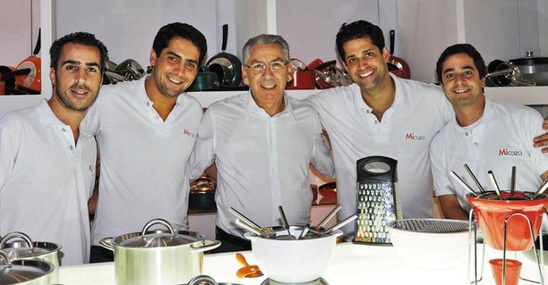 Silvio Torres, secretário da Habitação do Estado de SP, visita feira de decoração entre Phillipe Donato, Henrique Gonçalves, Carlos Porto e Eduardo Sansone, em SP. - ADRIANA SANSONE, CARLA BICCHI, CARLOS PRATES, CELINA GERMER, CÍNTIA SANCHEZ, CRIS FUSCO, DENISE ANDRADE, DUDU PACHECO, GENI PHOTO EQUIPE, LIAO C.K., LORENZO FABRI E MARCELO COFINO