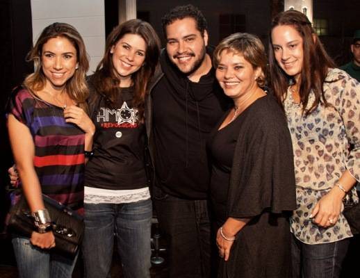 Patricia, Daniela, Tiago, Cintia e Silvia festejam a exibição do primeiro capítulo da trama, em SP. - GABRIEL CHIARASTELLI