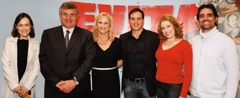 Gabriela Duarte e o casal Marco Antonio Rossi e Maria Isabel parabenizam Daniel Boaventura, Paula Capovilla e Fred Silveira, do elenco, SP. - ALEXANDRE PIRES, EDUARDO VALDERENO, FÁBIO SALLES/CASA DA PHOTO, LEONARDO MOREIRA, MUNIR CHATAK, PAULO VIEIRA, RENATA DE PAULA, RENATA MELO E VAL GÓIS