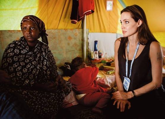 Angelina Jolie em visita a campo de refugiados - REUTERS