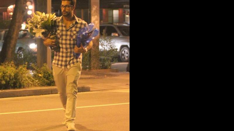 Fernando Torquato carregando flores nas ruas do Leblon no Rio de Janeiro - Fausto Candeias/AgNews