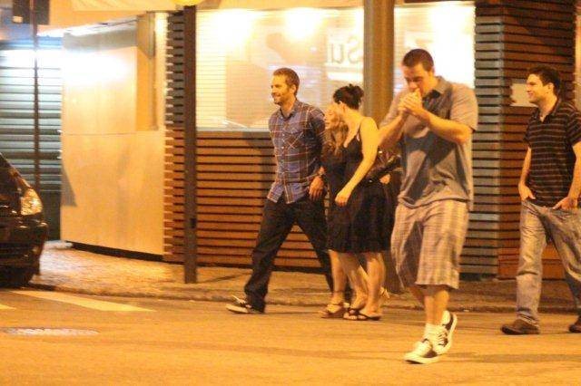 Paul Walker, ator de "Velozes e Furiosos" janta com amigas no Leblon, no Rio de Janeiro - Fausto Candelaria/AgNews