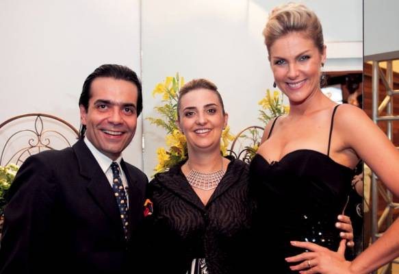 A dupla Fabio Arruda e Ana Hickmann grava quadro do Tudo É Possível, da Record, e ladeia a banqueteira Érika Meira, na capital paulista. - JOÃO PASSOS / BRASIL FOTOPRESS, L.R. COMUNICAÇÃO E SÉRGIO DE PAULA