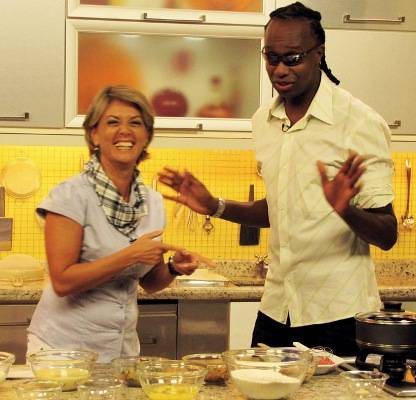 Viviane Romanelli recebe Nenê, do Negritude Junior, no TV Culinária, da TV Gazeta,SP. - CAMILA SROUGI, CÉSAR ARAÚJO, DELVANI SOARES, DUDU PACHECO, ELAINE CALÇADA, GISELE ROSA, MARÇAL NETO / PROPMARK, PEDRO PRATA, SARA LIMA E WAYNE CAMARGO.