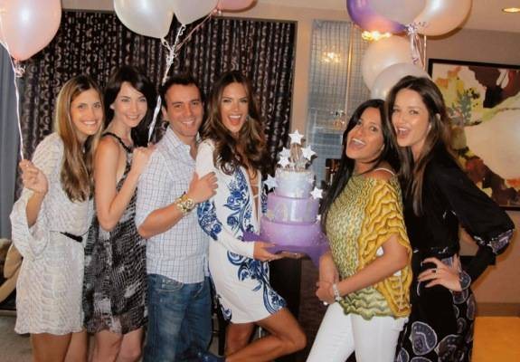 Linda, de azul e branco, Alê festeja com Aline Ambrosio, Cássia Lara, Matheus Mazzafera, Rachel Doubriner e Renata Maciel. - DIVULGAÇÃO E WIRE IMAGE