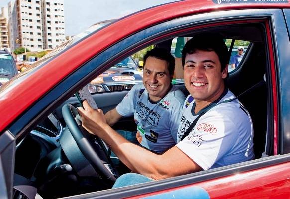 Sergio e Bruno se preparam para o início da prova de regularidade, na qual devem completar o percurso dentro do tempo estabelecido. - CAIO GUIMARÃES