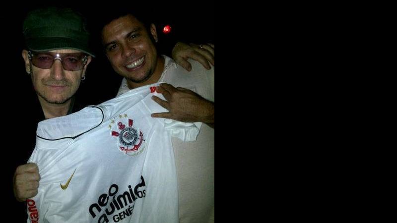 Ronaldo posta foto com Bono Vox, segurando a camisa do Corinthians - Twitter