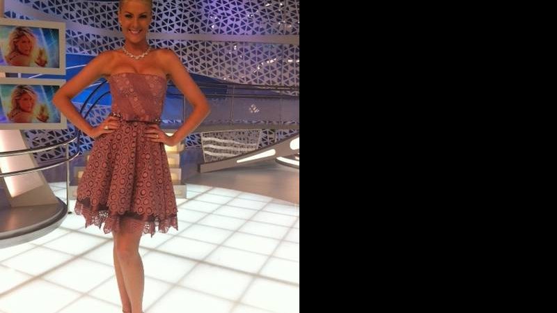 Ana Hickmann mostra vestido - Reprodução Twitter