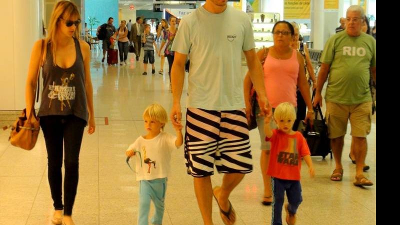 Fernanda Lima e Rodrigo Hilbert com os gêmeos João e Francisco em aeroporto no Rio de Janeiro - Leotty Junior / AgNews