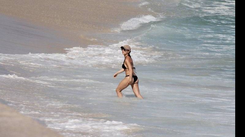 Elsa Pataky curte a tarde na praia do Arpoador - AgNews