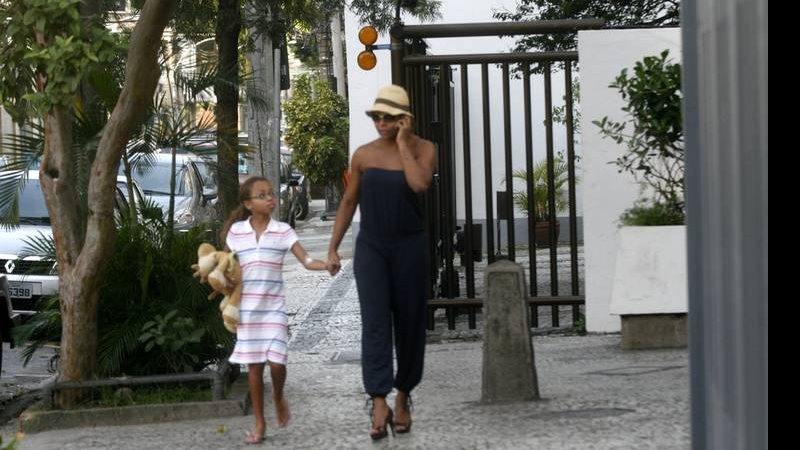 Adriana Bombom passeia com Olívia - Photo Rio News