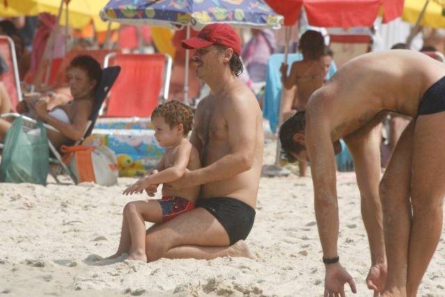 Guilherme Fontes curte o filho na praia - J. Humberto/ AgNews