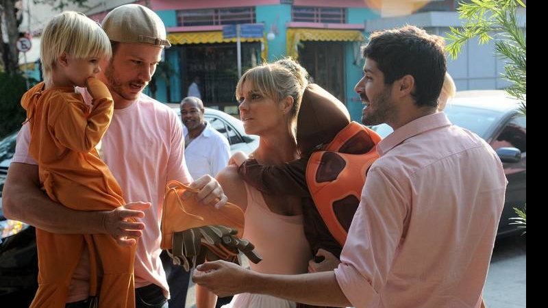 Rodrigo Hilbert e Fernanda Lima com os gêmeos Francisco e João - AgNews