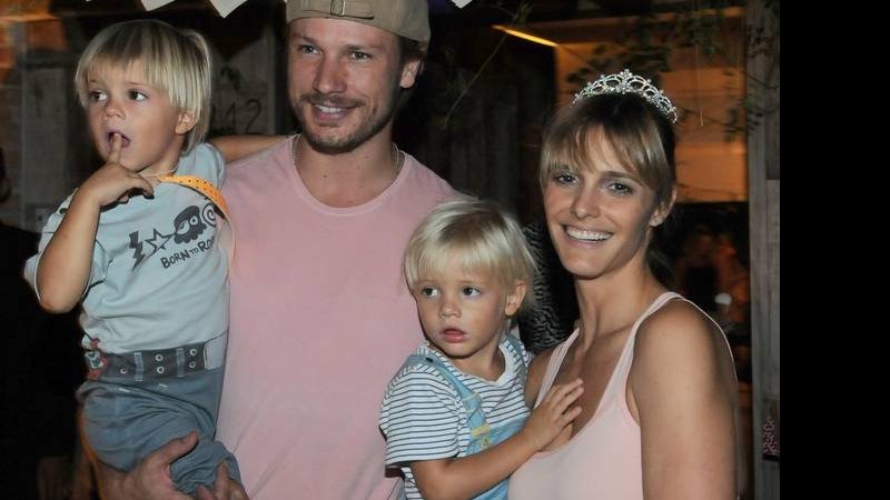 Fernanda Lima e Rodrigo Hilbert com os gêmeos João e Francisco - AgNews