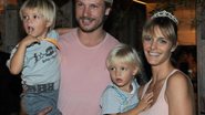 Fernanda Lima e Rodrigo Hilbert com os gêmeos João e Francisco - AgNews