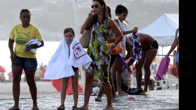 Glenda Koslowski aproveita o dia com seu filho na praia - Andre Freitas / AgNews