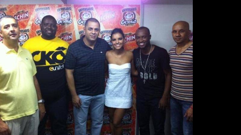 Mariana Rios entre os integrantes do Exaltasamba nos bastidores de um show em Recife - Reprodução/ Twitter