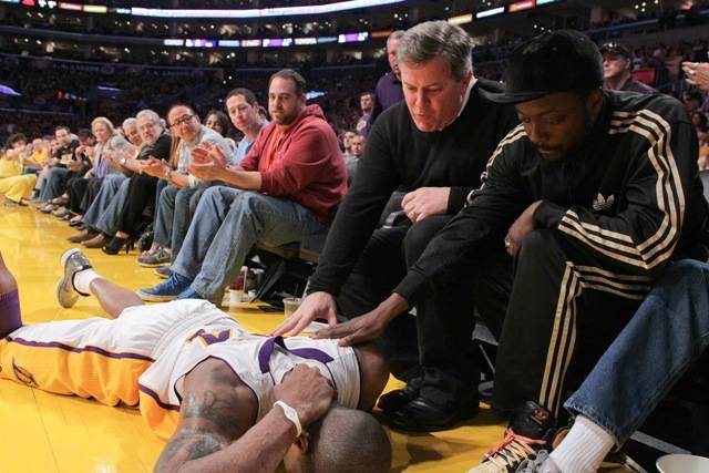 Will.i.am ajuda Kobe Bryant, dos Lakers - Getty Images