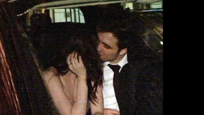 Robert Pattinson e Kristen Stewart são flagrados aos beijos - CityFiles