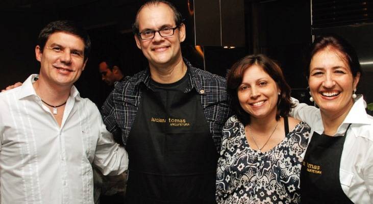 Em SP, Leôncio Pedrosa e Luciana Tomas, ambos de avental, em jantar com o casal Roberval e Eliane Crepaldi. - ALEXANDRE RESENDE, ANDRÉ VICENTE, CADÚ NICKEL, DUDU PACHECO, LE BUZATO, L.R COMUNICAÇÃO, PAULO VIEIRA/CAPÍTULO HUM, ROBERTO NETO, RODRIGO PONCE, RODRIGO TREVISAN E VIVI SPACO