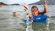 Na Ilha de CARAS, no litoral fluminense, a bela curitibana se diverte no mar e saúda a atual fase, direcionada para suas conquistas profissionais. - Gabriel Chiarastelli