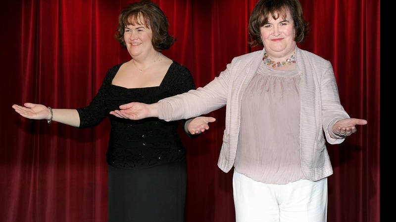 Susan Boyle com sua estátua no museu de cera - Getty Images