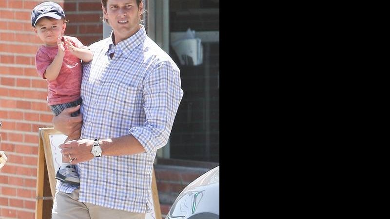 Tom Brady e o filho Benjamin em dia de passeio - Grosby Group