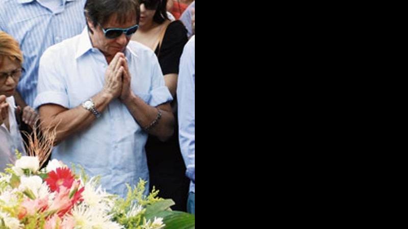 Roberto no enterro da herdeira. - FABIO MIRANDA / OPÇÃO FOTOGRAFIA E VIVIAN FERNANDEZ