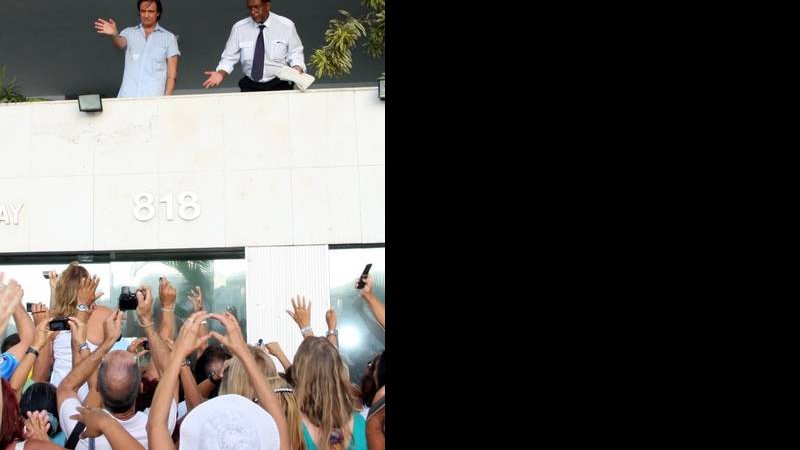 Roberto Carlos ganha homenagem e acena para fãs - Photo Rio News