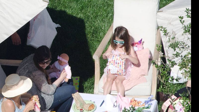 Suri Cruise abre seus presentes de aniversário em festa na mansão da família em Los Angeles - Grosby Group